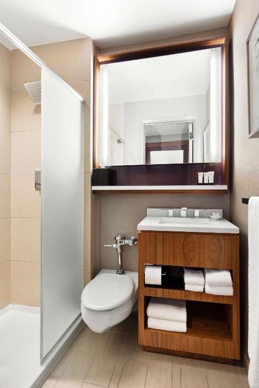Hyatt Grand Central New York — Bathroom