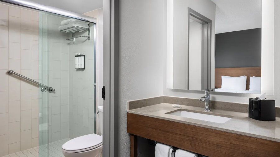 Hyatt House Atlanta Cobb Galleria — Bathroom