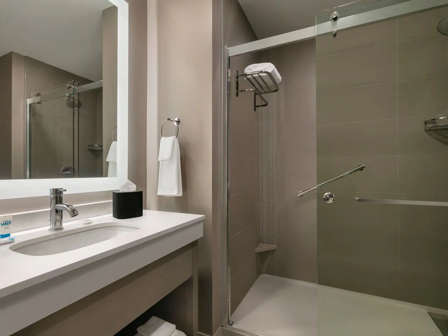Hyatt House Atlanta Downtown — Bathroom
