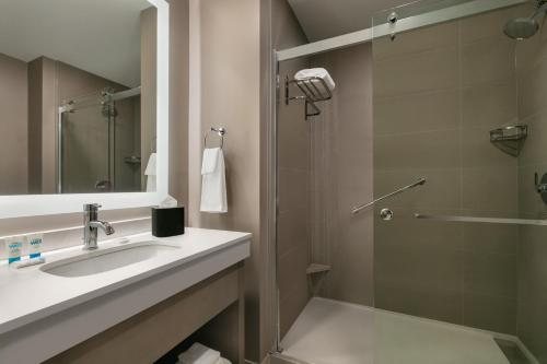 Hyatt House Atlanta Perimeter Center — Bathroom