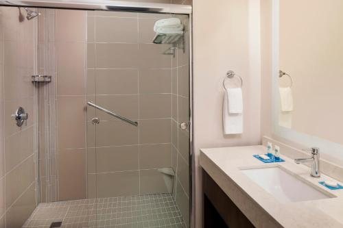 Hyatt House Augusta Downtown — Bathroom