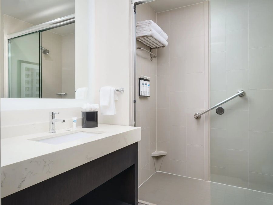 Hyatt House Austin Downtown — Bathroom