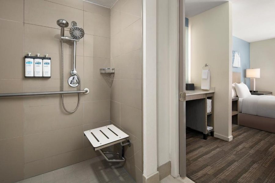 Hyatt House Boston Waltham — Bathroom