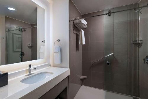 Hyatt House Carlsbad — Bathroom