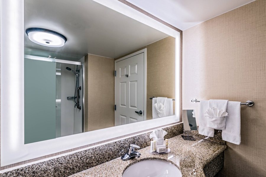 Hyatt House Charleston Historic District — Bathroom