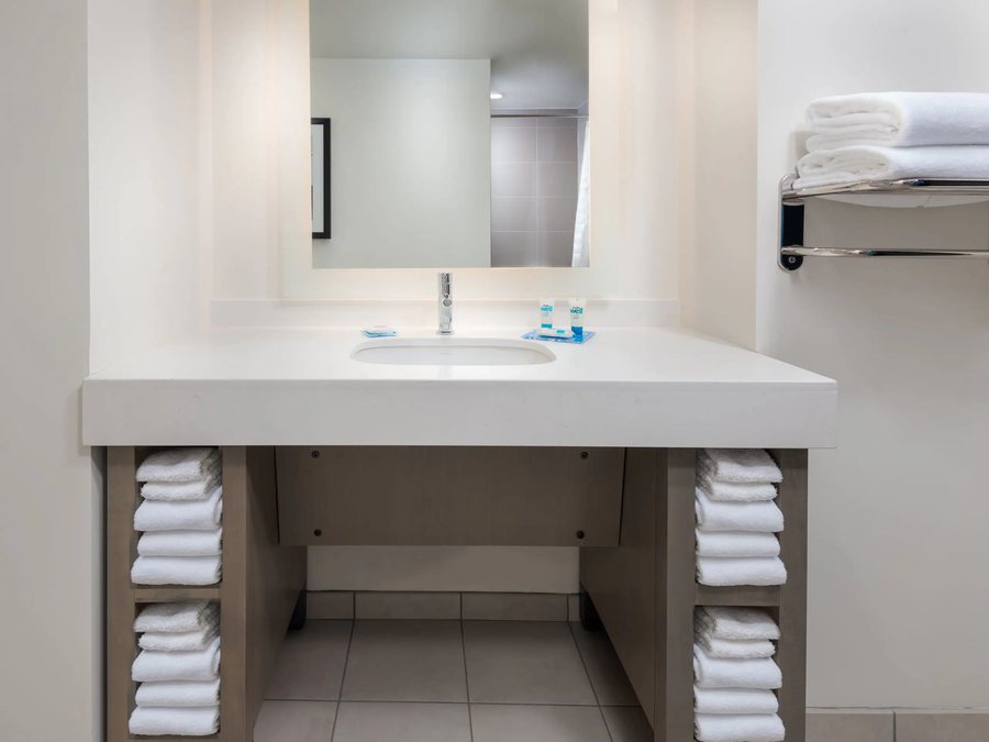 Hyatt House Chicago West Loop Fulton Market — Bathroom