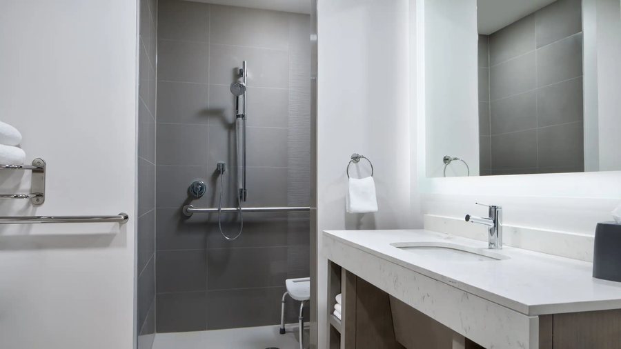 Hyatt House Denver Aurora Anschutz Medical Campus — Bathroom