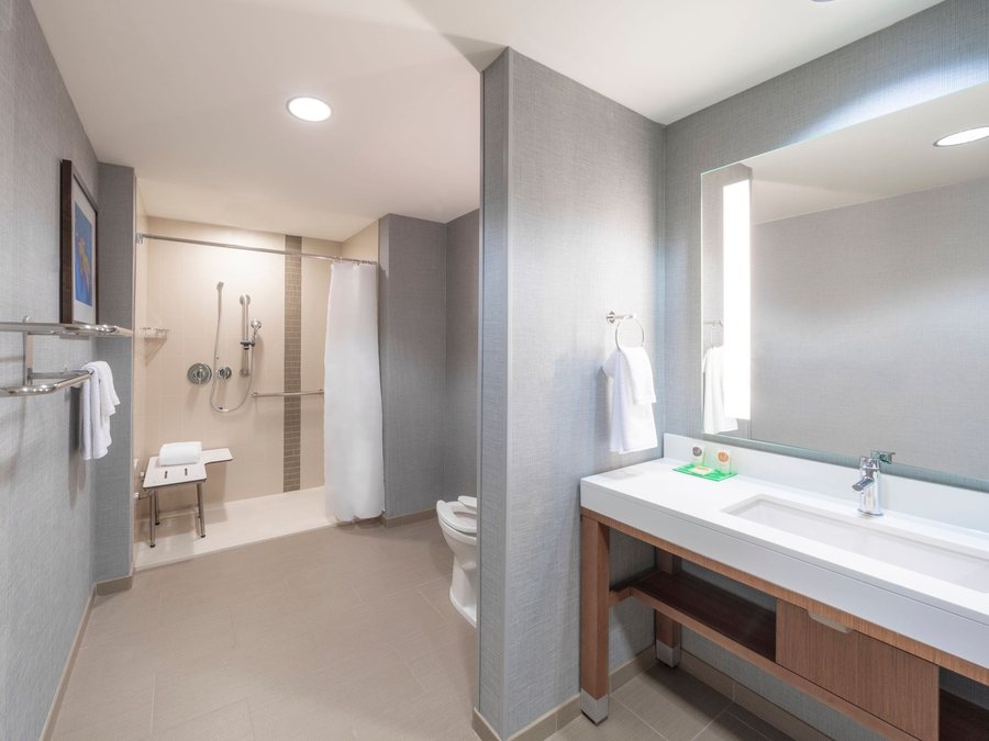 Hyatt House Destin — Bathroom