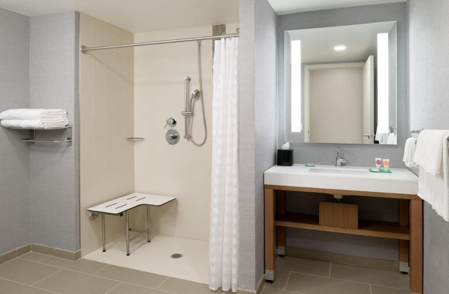 Hyatt House Emeryville San Francisco Bay Area — Bathroom