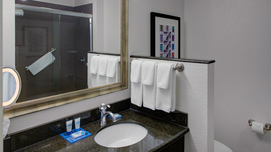 Hyatt House Fishkill Poughkeepsie — Bathroom