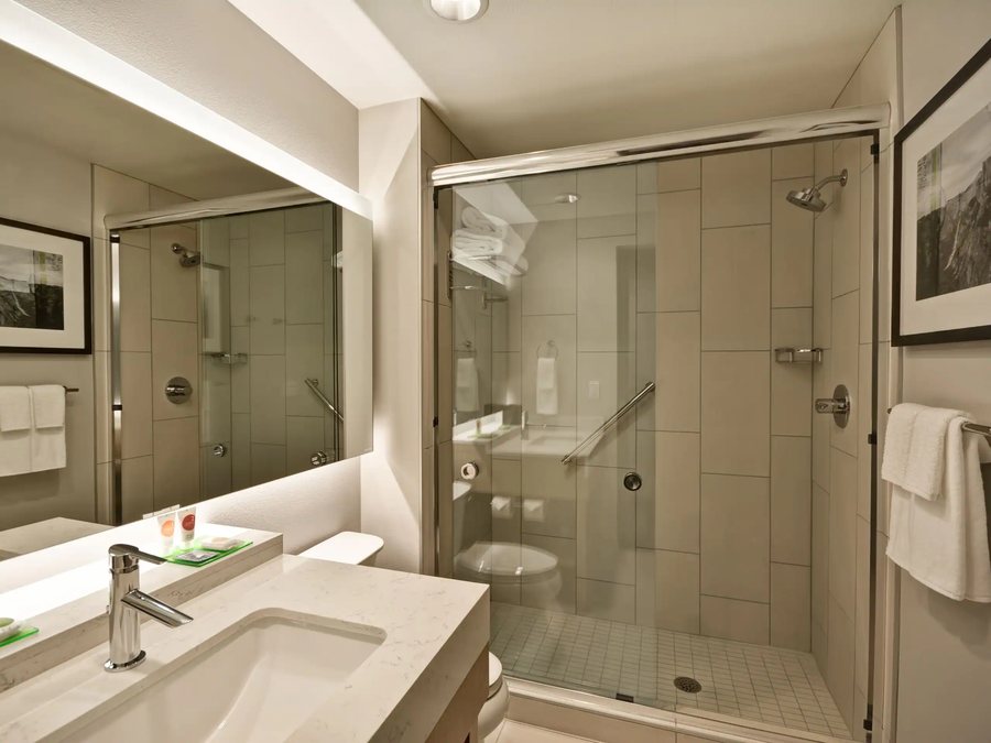 Hyatt House Fresno Campus Pointe — Bathroom