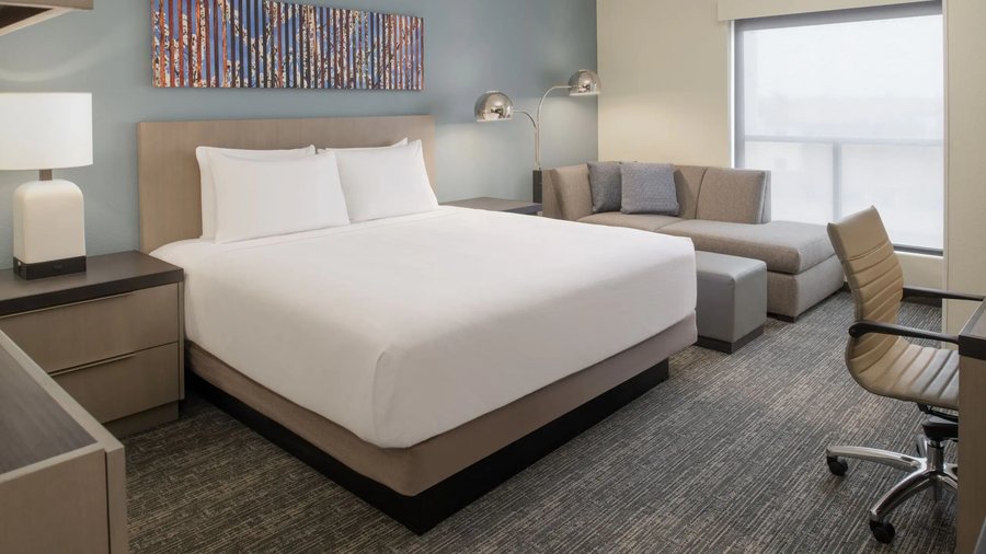 Hyatt House Fresno Campus Pointe — Guest room