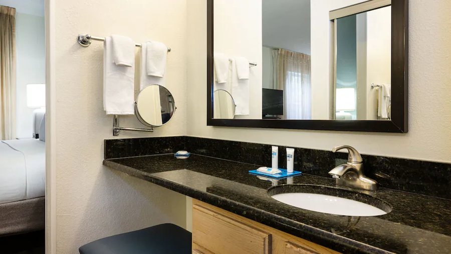 Hyatt House Herndon Reston — Bathroom