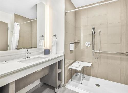 Hyatt House Houston Medical Center — Bathroom