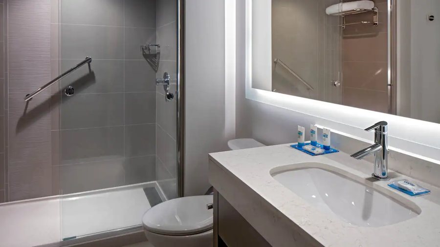 Hyatt House Indianapolis Downtown — Bathroom