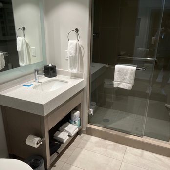 Hyatt House LA University Medical Center — Bathroom