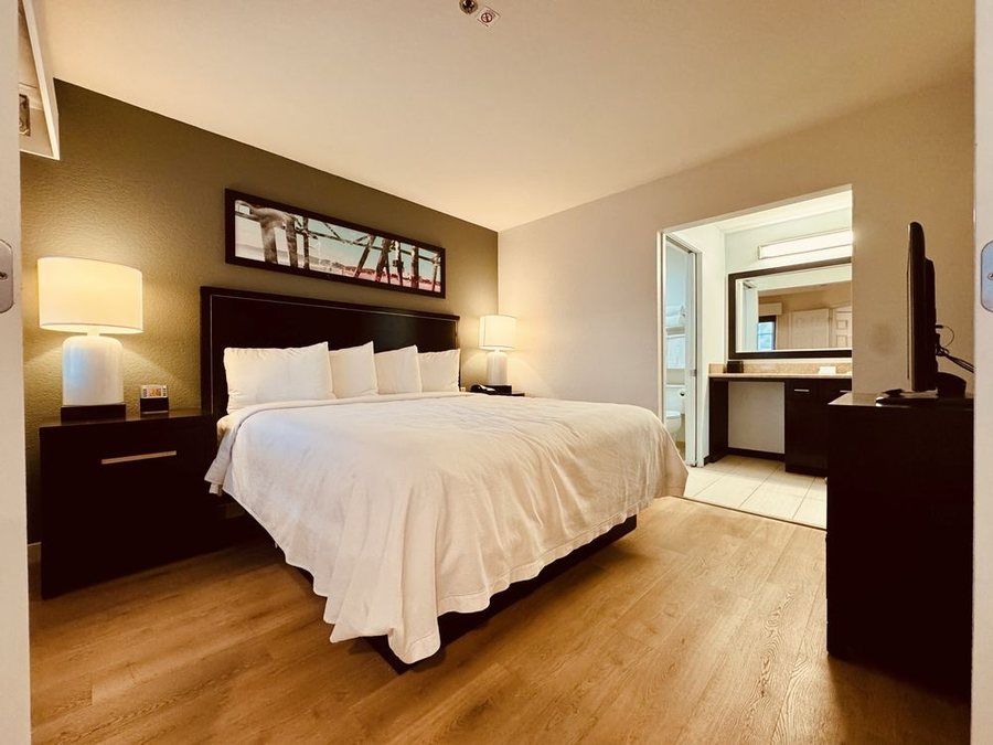 Hyatt House Lax Manhattan Beach — Guest room