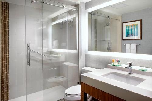 Hyatt House Miami Airport Miami Florida — Bathroom
