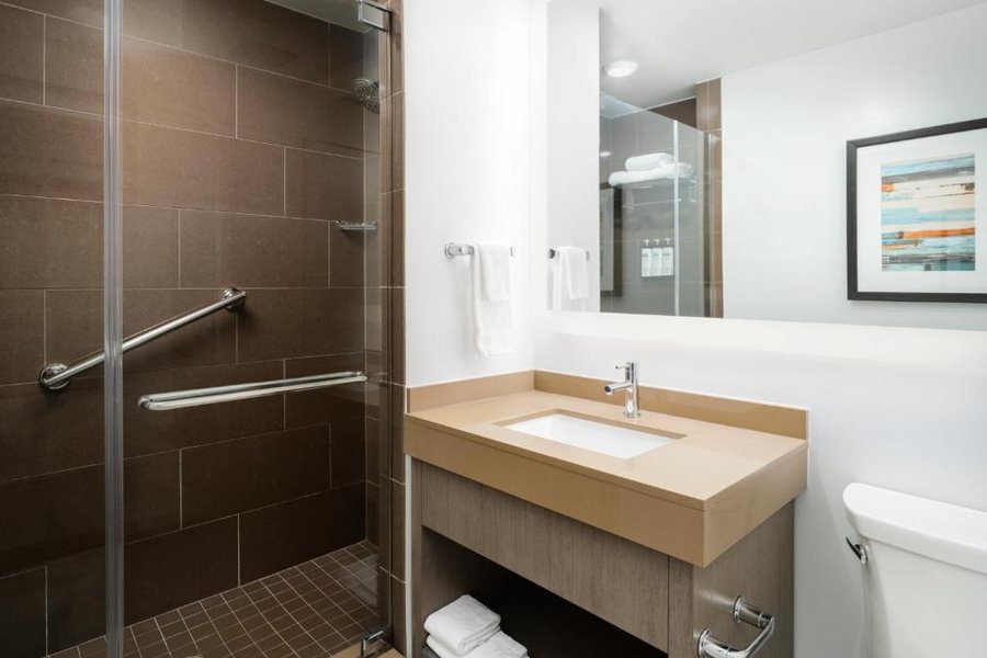 Hyatt House Naples 5th Avenue — Bathroom