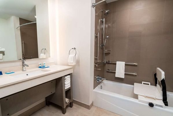 Hyatt House Nashville Franklin Cool Springs — Bathroom
