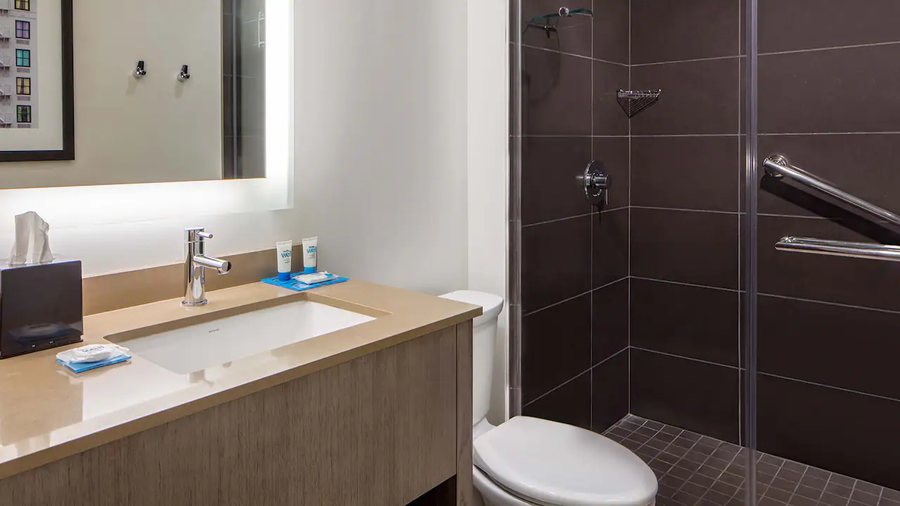 Hyatt House New Orleans Downtown — Bathroom