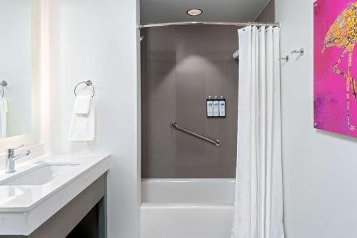 Hyatt House Orlando Airport Orlando Florida — Bathroom