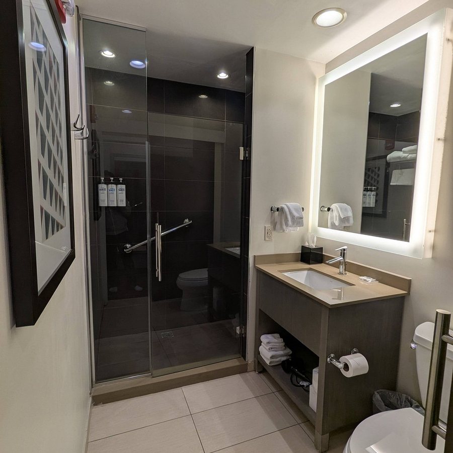 Hyatt House Pittsburgh Bloomfield Shadyside — Bathroom