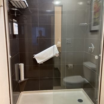 Hyatt House Pleasant Hill — Bathroom
