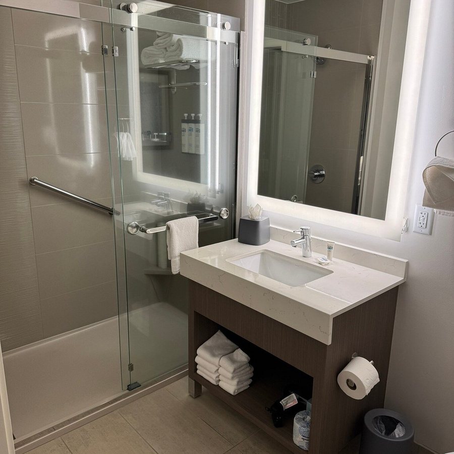 Hyatt House Portland Beaverton — Bathroom