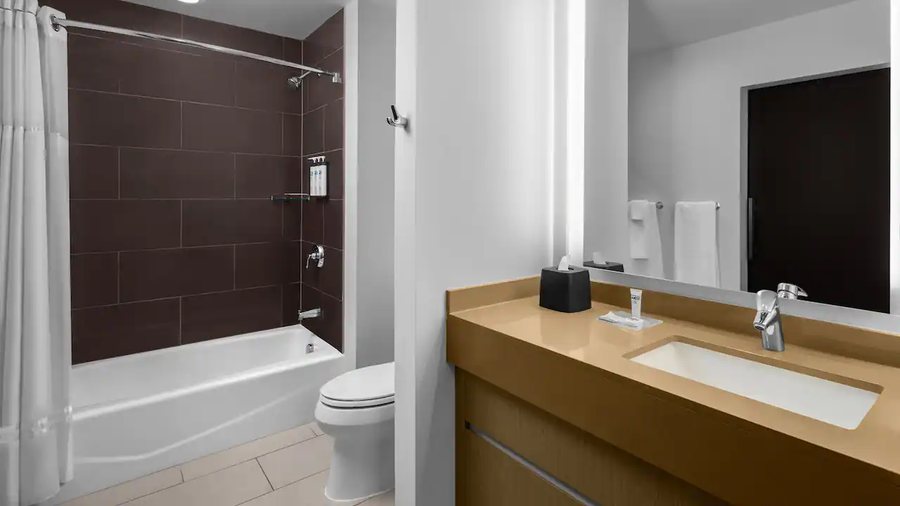 Hyatt House Raleigh Downtown seaboard Station — Bathroom