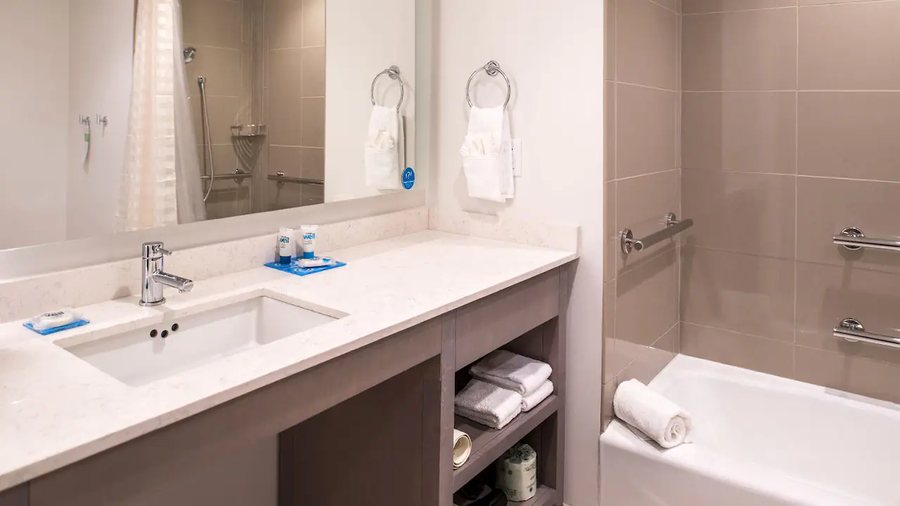 Hyatt House Raleigh RDU Brier Creek — Bathroom