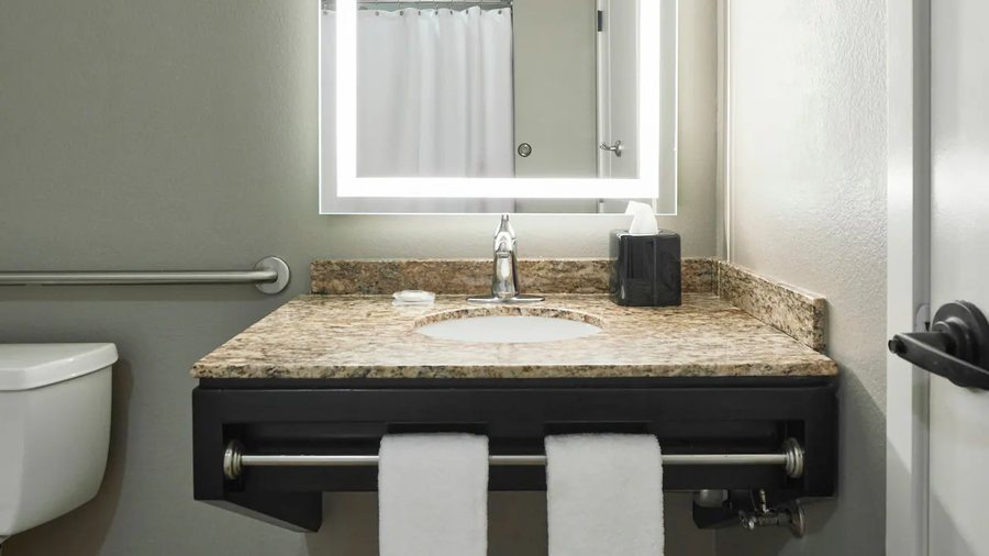 Hyatt House Seattle Bellevue — Bathroom