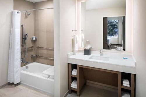 Hyatt House Tallahassee Capitol University — Bathroom