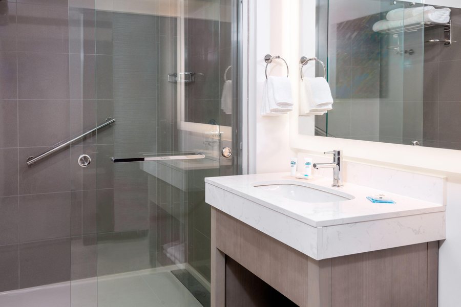 Hyatt House Tampa Airport Westshore — Bathroom