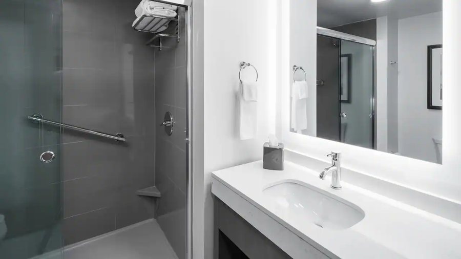 Hyatt House Tempe Phoenix University — Bathroom