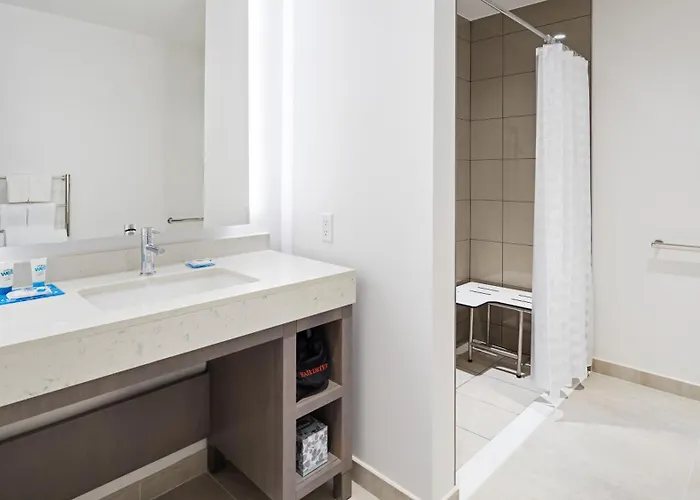 Hyatt House Washington DC Downtown Convention Center — Bathroom