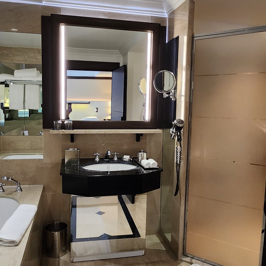 Hyatt Paris Madeleine — Bathroom