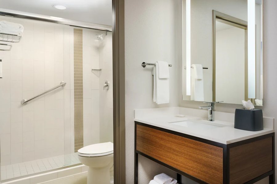 Hyatt Place Across From Universal Orlando Resort Orlando Florida — Bathroom