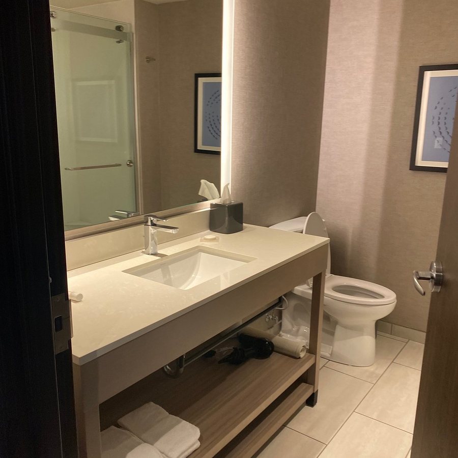 Hyatt Place Altoona Des Moines — Bathroom