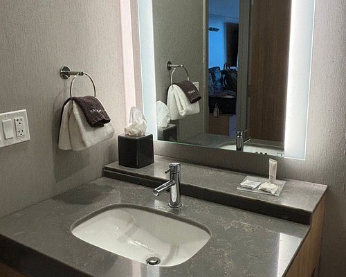 Hyatt Place Amarillo West — Bathroom