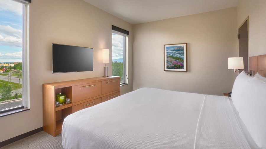 Hyatt Place Anchorage Midtown — Guest room