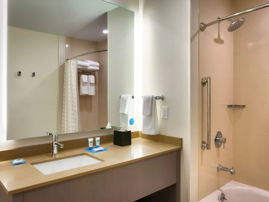 Hyatt Place at Anaheim Resort Convention Center — Bathroom