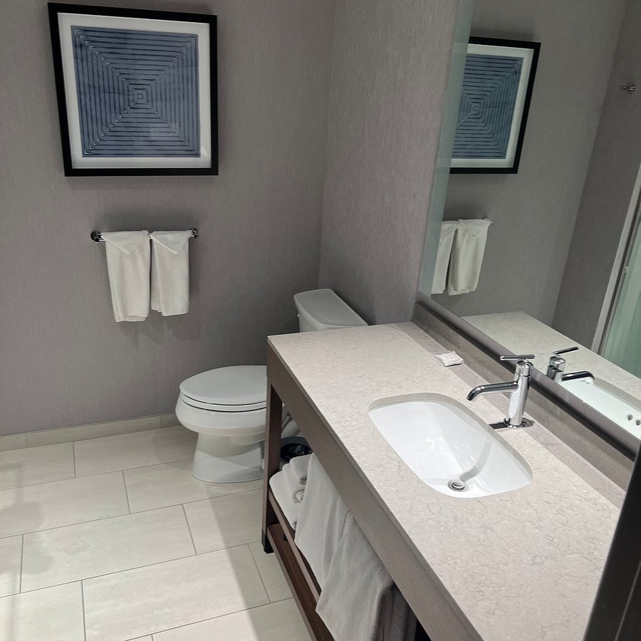 Hyatt Place at Wichita State University — Bathroom