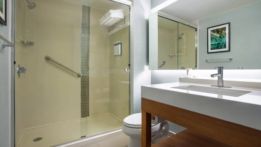 Hyatt Place Austin Airport — Bathroom