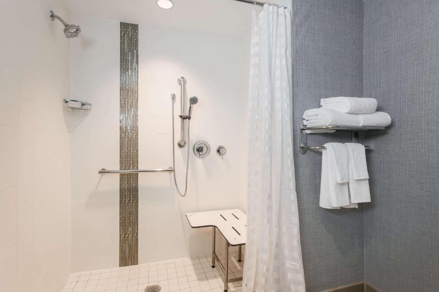 Hyatt Place Austin Cedar Park — Bathroom
