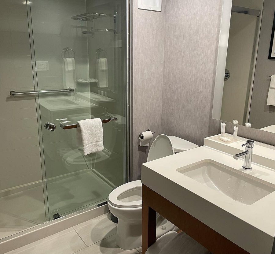 Hyatt Place Austin Lake Travis Four Points — Bathroom