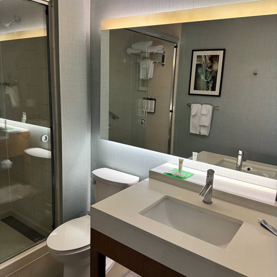 Hyatt Place Austin Round Rock — Bathroom