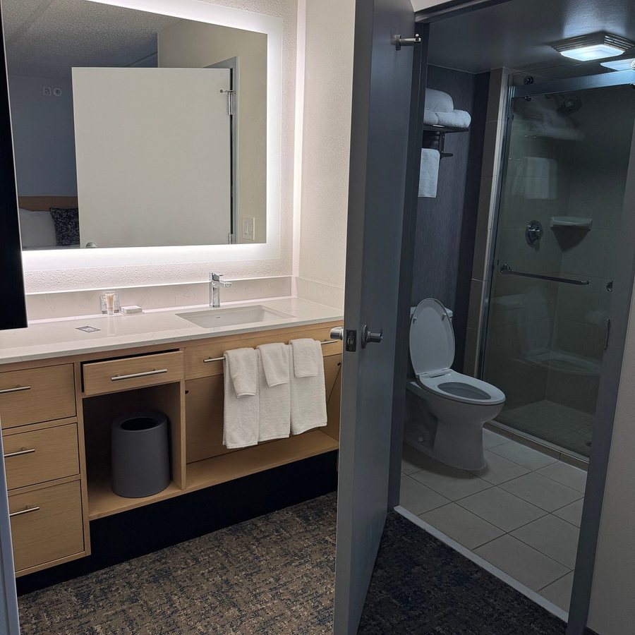 Hyatt Place Austin The Domain Area — Bathroom