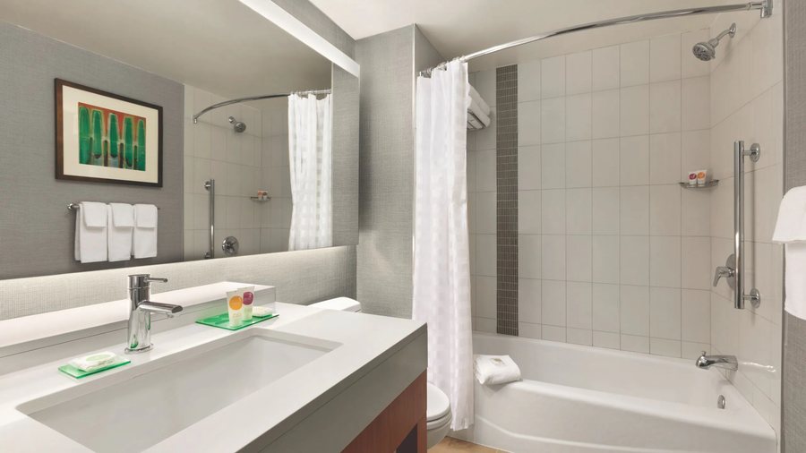 Hyatt Place Baltimore Inner Harbor — Bathroom