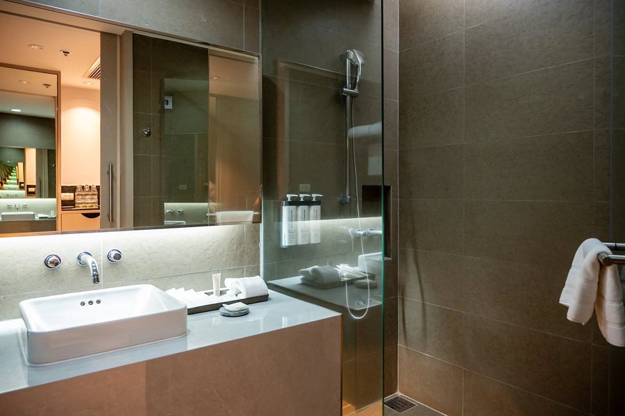 Hyatt Place Bangkok Sukhumvit 1 — Bathroom
